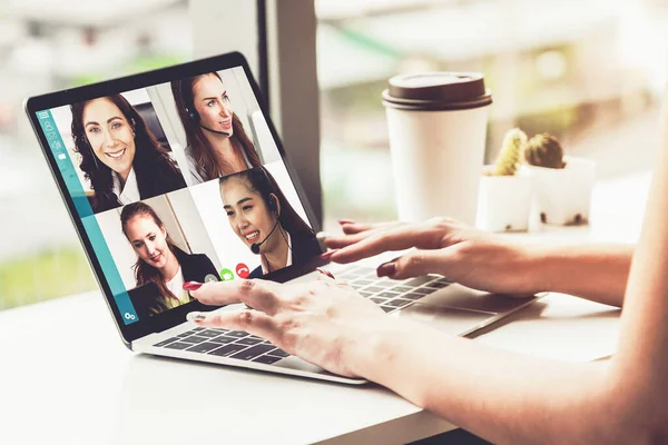 Réunion des gens d'affaires par vidéoconférence sur un lieu de travail virtuel ou un bureau distant — Photo