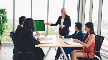 Konferans odasında yeşil ekranlı iş adamları