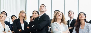 Başarılı iş adamları bir arada duruyorlar.