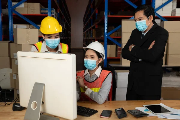 Trabalhador da indústria de fábrica que trabalha com máscara facial para evitar Covid-19 — Fotografia de Stock