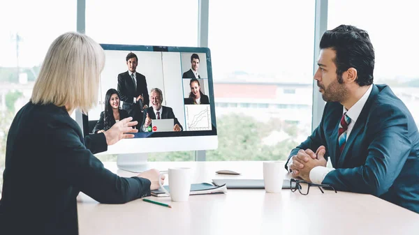 Grupo de chamadas de vídeo reunião de empresários em local de trabalho virtual ou escritório remoto — Fotografia de Stock