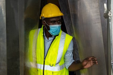 Covid-19 'u önlemek için maskeyle çalışan fabrika işçisi.