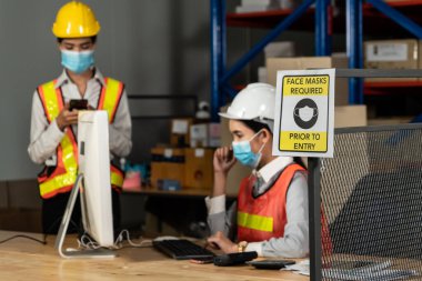 Fabrika işçileri için uyarı işareti Covid-19 'u önlemek için