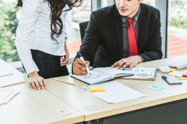 İki iş adamı ofiste proje stratejisi hakkında konuşuyor