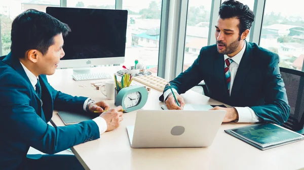 Zwei Geschäftsleute sprechen im Büro über Projektstrategie — Stockfoto