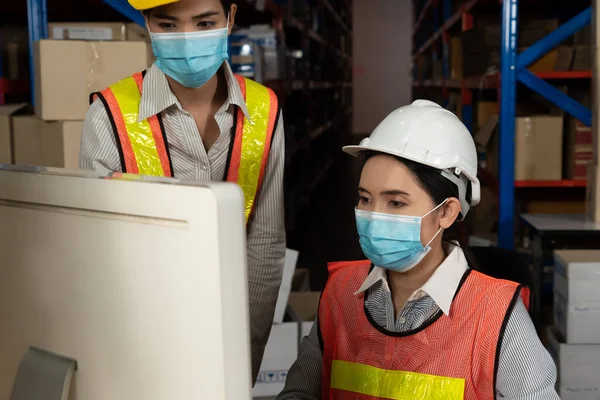 Trabalhador da indústria de fábrica que trabalha com máscara facial para evitar Covid-19 — Fotografia de Stock