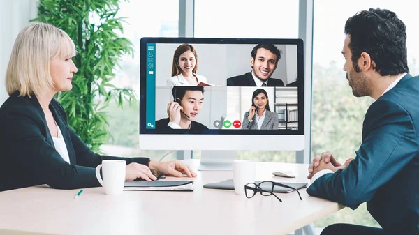 在虚拟工作场所或远程办公室开会的视频通话组商务人士 — 图库照片