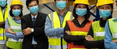 Covid-19 'u önlemek için maskeyle çalışan bir grup fabrika çalışanı.