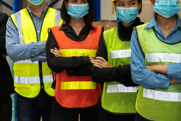 Grupo de trabalhadores da indústria de fábrica que trabalham com máscara facial para evitar Covid-19 — Fotografia de Stock