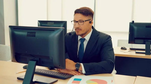 Gente de negocios con auriculares trabajando en la oficina — Foto de Stock