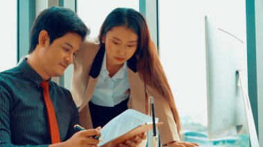 İki iş adamı ofiste proje stratejisi hakkında konuşuyor