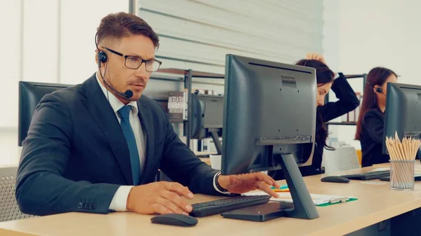 Des hommes d'affaires portant un casque qui travaillent au bureau — Photo