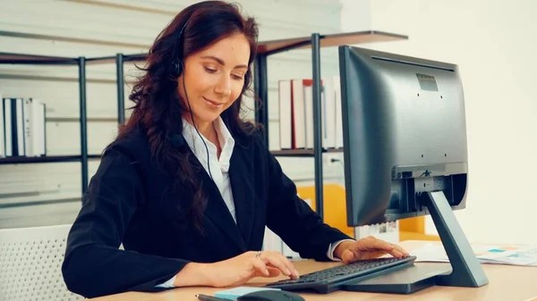 Geschäftsleute mit Headset arbeiten im Büro — Stockfoto