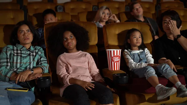 Люди смотрят кино в кинотеатре. — стоковое фото