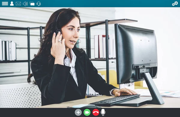 Zakenmensen ontmoeten elkaar in video conferentie app op laptop monitor bekijken — Stockfoto