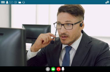 İş adamları video konferans uygulamasında dizüstü bilgisayar ekranında toplanıyor