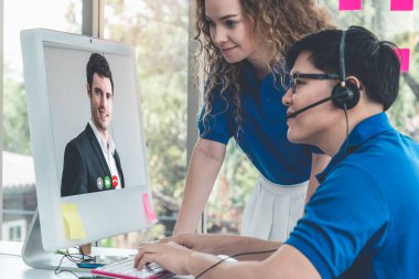 Sanal işyerinde ya da ücra bir ofiste grup iş adamları buluşması