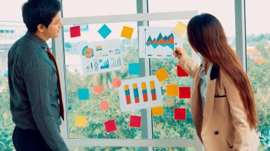 İş adamları proje planlama kurulunda çalışıyor