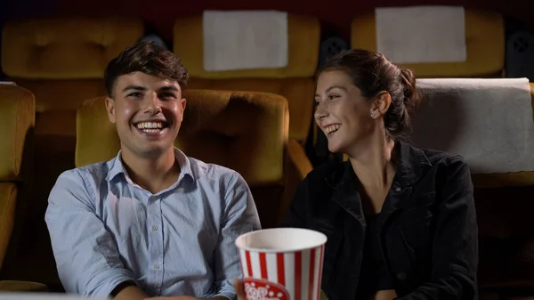 Az emberek filmet néznek a moziban.. — Stock Fotó