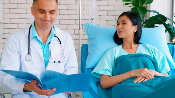 Médico en uniforme profesional examinando al paciente en el hospital — Foto de Stock