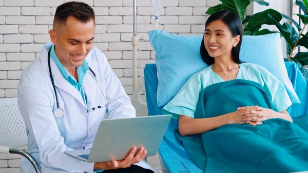 Médico en uniforme profesional examinando al paciente en el hospital — Foto de Stock