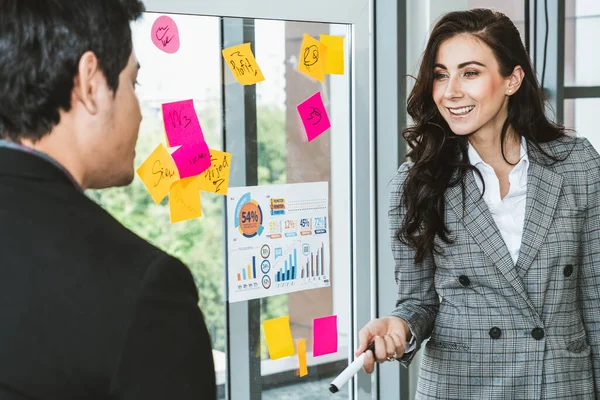 Gli uomini d'affari lavorano al comitato per la pianificazione dei progetti — Foto Stock