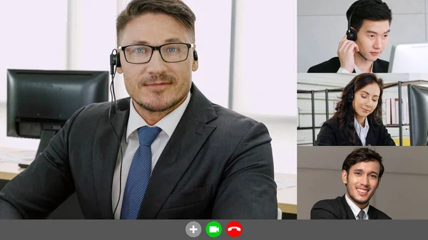 Vergadering groep zakenmensen in videoconferentie — Stockfoto