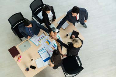 Mutlu iş adamları takım çalışmasının başarısını kutluyor