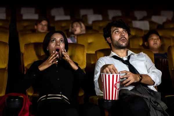 Зрители сидят в кинотеатре и смотрят фильмы ужасов — стоковое фото