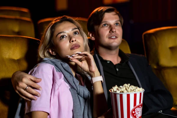 Kaukasischer Liebhaber schaut sich im Kino einen Film an — Stockfoto