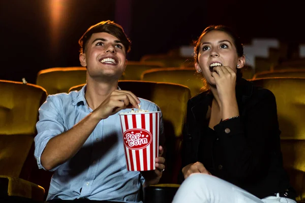 Pubblico di persone che guarda film nel cinema. — Foto Stock