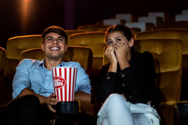 Un couple de caucasiens regarder un film au cinéma — Photo