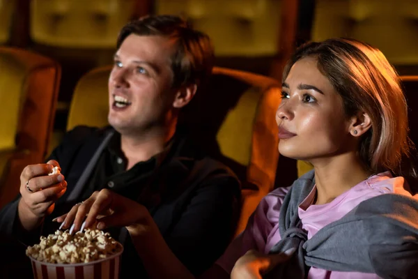 Kaukasischer Liebhaber schaut sich im Kino einen Film an — Stockfoto