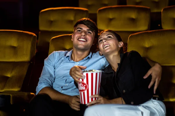 Público assistindo filme no cinema. — Fotografia de Stock