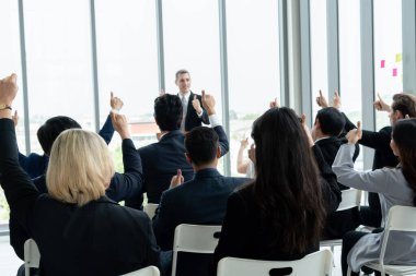Bir grup iş adamı seminer konferansında toplanıyor.