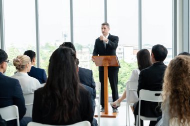 Bir grup iş adamı seminer konferansında toplanıyor.