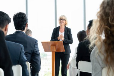 Bir grup iş adamı seminer konferansında toplanıyor.
