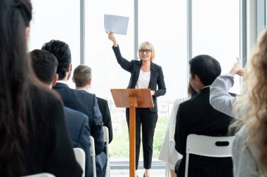 Bir grup iş adamı seminer konferansında toplanıyor.