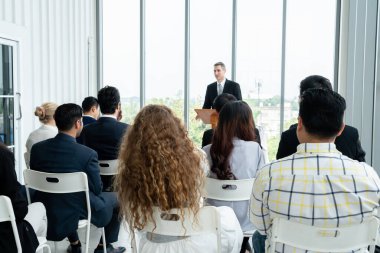 Bir grup iş adamı seminer konferansında toplanıyor.