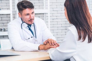 Profesyonel üniformalı doktor hastanedeki hastayı muayene ediyor.