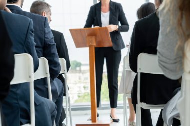 Bir grup iş adamı seminer konferansında toplanıyor.