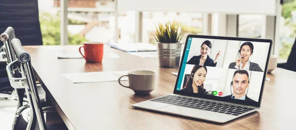 Réunion des gens d'affaires par vidéoconférence sur un lieu de travail virtuel ou un bureau distant — Photo