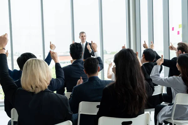 Gruppe von Geschäftsleuten trifft sich in einer Seminarkonferenz — Stockfoto