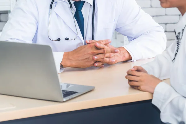 Arzt in Uniform untersucht Patient im Krankenhaus — Stockfoto