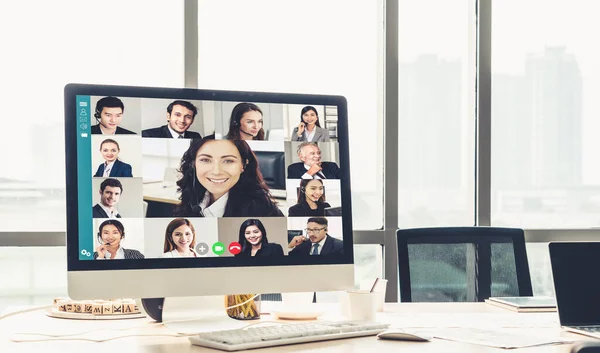 Réunion des gens d'affaires par vidéoconférence sur un lieu de travail virtuel ou un bureau distant — Photo
