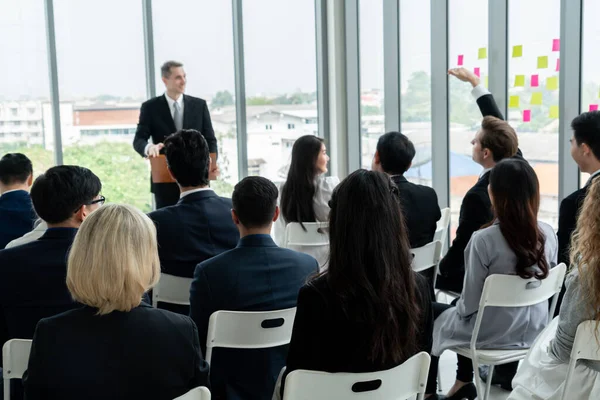 Gruppe von Geschäftsleuten trifft sich in einer Seminarkonferenz — Stockfoto