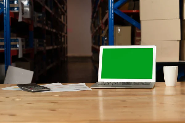 Computador com tela verde na sala de armazenamento do armazém — Fotografia de Stock