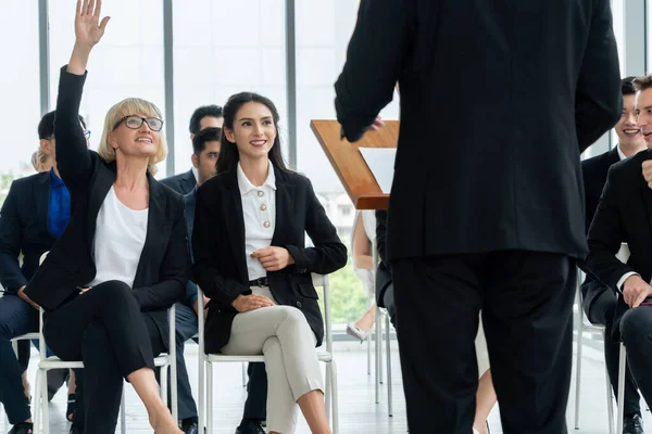 Möte mellan företagsgrupper vid en seminariekonferens — Stockfoto