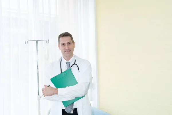 Médico en uniforme profesional trabajando en el hospital —  Fotos de Stock