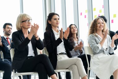 Bir grup iş adamı seminer konferansında toplanıyor.